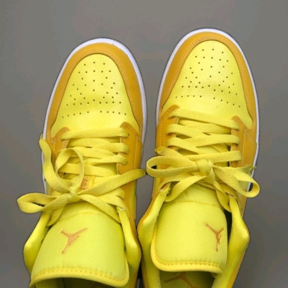 Nike Air Jordan 1 Low Yellow Strike White Pollen Wmns US Size 10.5 Mens US Sz 9 - Picture 2 of 8